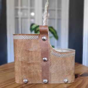 Canasta de cuero crudo manija trenzada